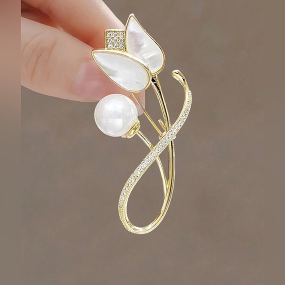 NEW Beautiful Pearl and Crystal Tulip Brooch - Picture 1 of 2